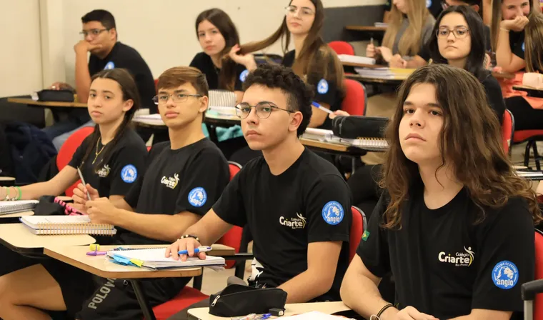 Alunos do Ensino Médio do Criarte em aula, com o brasão do Sistema Anglo no uniforme
