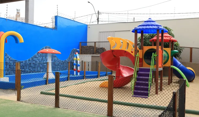 Playground e parque de areia do Colégio Criarte, com área verde ao redor
