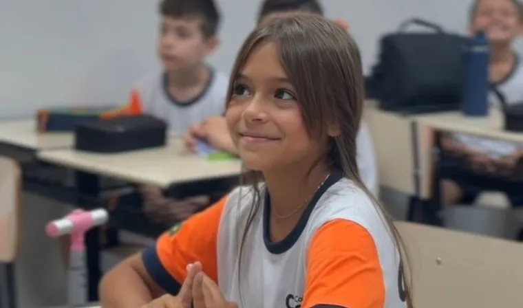 Aluna do Criarte prestando atenção na professora durante a aula