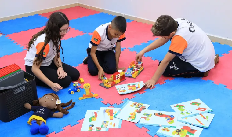 Alunos do Criarte montando projetos de robótica com blocos de encaixe