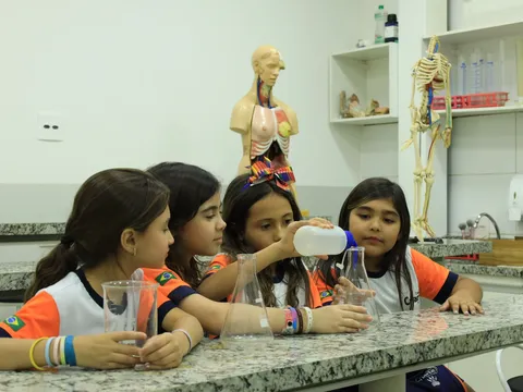 Alunas do Criarte em atividade no laboratório de ciências