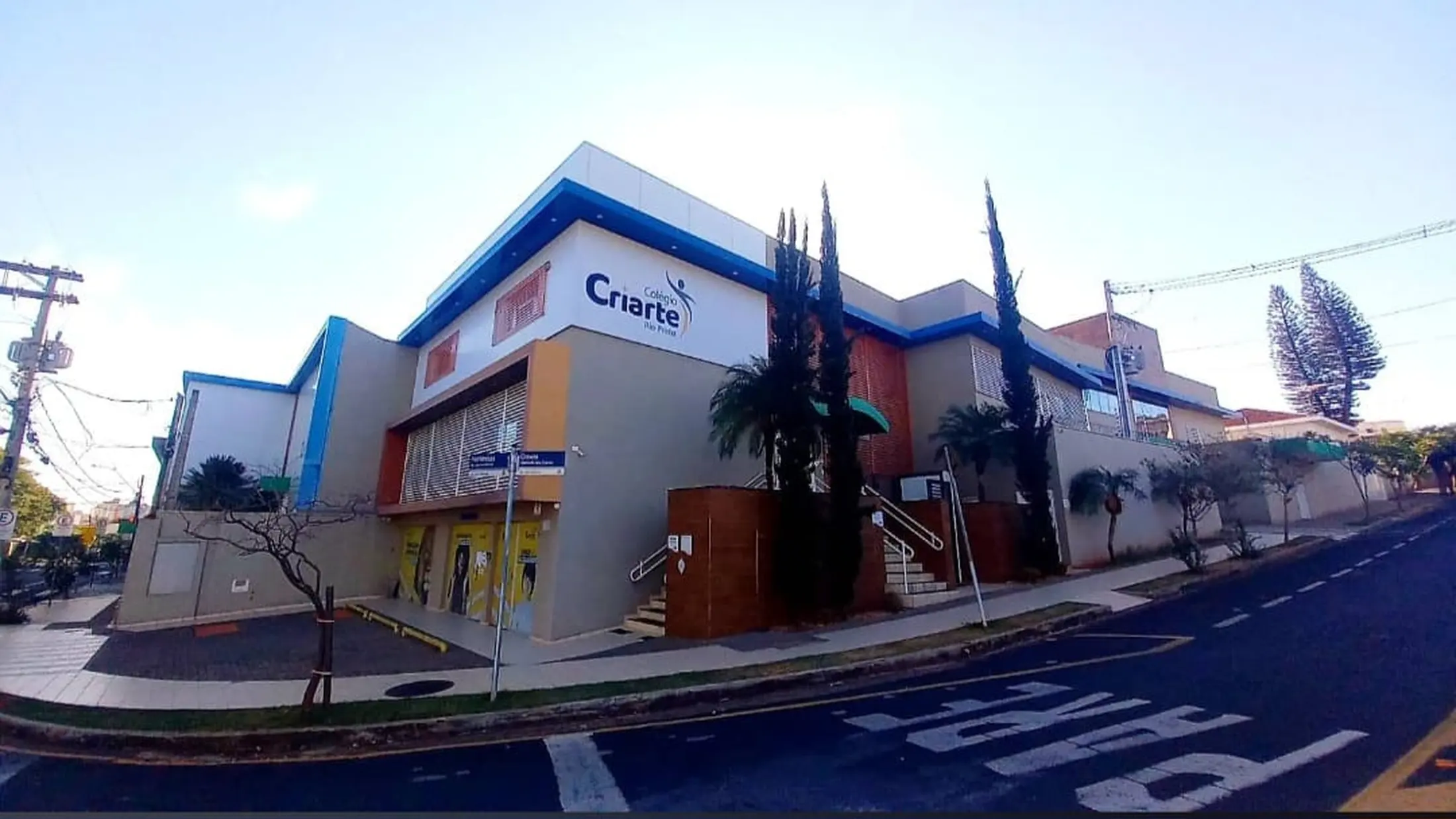 Prédio do Colégio Criarte na esquina da Avenida das Hortências com a Alameda dos Cravos